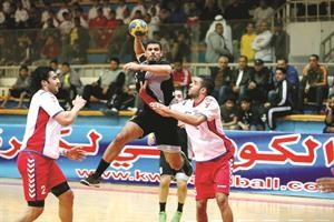 لاعب القرين فيصل واصل يصوب على مرمى الكويت 