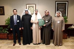 سامي الرشيد يتسلم نسخة من الكتاب﻿