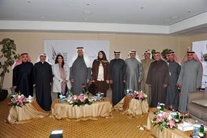 الشيخ سلمان الحمود والشيخة عايدة سالم العلي ودخليل الصالح مع عدد من المشاركين في الديوانية	متين غوزال﻿