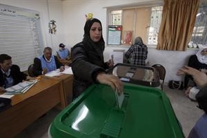 اردنية تدلي بصوتها في الانتخابات امس اپ