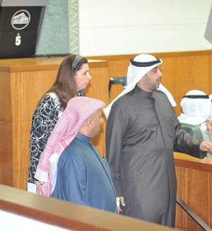 الشيخ محمد العبدالله ودرولا دشتي وسعد الخنفور يتابعون الجلسة