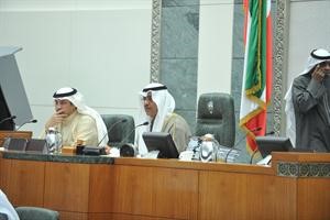 نائب رئيس المجلس مبارك الخرينج يدير الجلسة وبجواره عسكر العنزي