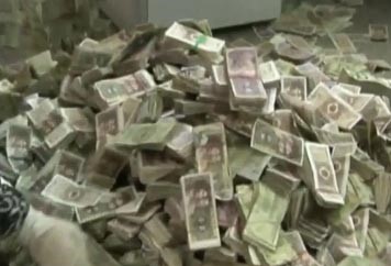 بالفيديو.. رجل أعمال يفرغ موظفي بنك لعد أمواله