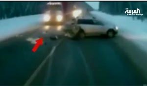 بالفيديو.. نجاة مذهلة لرضيعة من تحت عجلات الشاحنة
