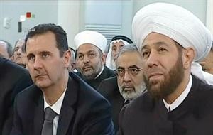 الرئيس السوري بشار الاسد ومفتي سورية احمد حسون خلال الاحتفال بالمولد النبوي في احد مساجد دمشق