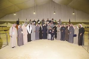 الشيخ ضاري الفهد والشيخ صباح فهد الناصر مع عدد من المشاركين في المهرجان﻿