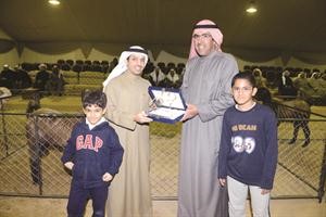 الشيخ ضاري الفهد مكرما احد الفائزين﻿