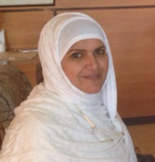 النائبة صفاء الهاشم بالحجاب خلال اداء مناسك العمرة