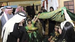 ويعاين جانبا من المعروضات
