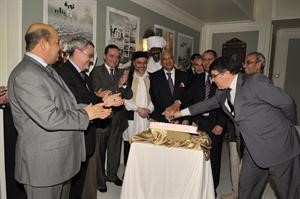 قطع كيكة الاحتفال
