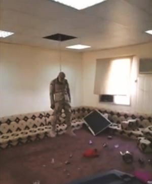 بعد تصويره لواقعة انتحار العسكري المزعومة قام منفذ الفيديو بتصوير الغرفة التي شهدت ما سمي بعملية الانتحار مرفقا بصوته وشرحه عن كيفية بعثرة اغراض الغرفة موجها كاميرته صوب السقف مؤكدا ان الحادثة ما هي الا مجرد فيلم﻿