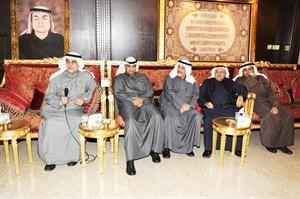 لاري يستمع الى مشاكل ناخبيه وبجواره الزميل ناصر الوقيت﻿