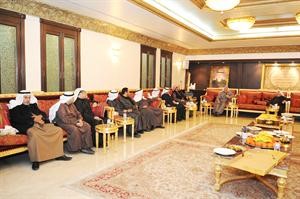 لاري يتحدث عن الشؤون السياسية المحلية مع رواد ديوانه﻿