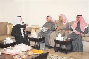 الحضور تبادلوا الاحاديث الجانبية