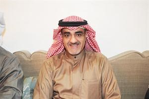دخليل عبدالله خلال استقبال رواد ديوانه اسامة ابوعطية
