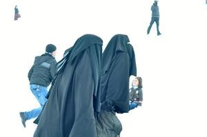 ونساء ضمن وفد الاسير وهن على الثلج 	محمود الطويل﻿
