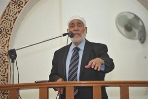 دزغلول النجار خلال الخطبة
