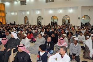 الحضور خلال خطبة الجمعة
