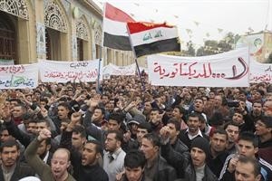 عشرات الالاف يتظاهرون ضد سياسات المالكي في بغداد امس افپ