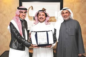 السفير الشيخ عزام الصباح خلال تكريمه عبدالحكيم الخياط بحضور العميد الركن علي العساكر