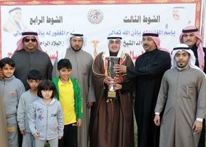 الشيخ عبدالله فهد السعد يسلم الكاس لملاك اسطبل خالد العتيبي
