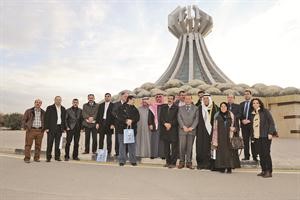 الوفد الصحافي الكويتي مع السفير علي المؤمن امام النصب التذكاري لضحايا مدينة حلبجة 	هاني الشمري﻿