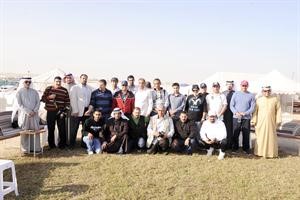 النائب فيصل الكندري يتوسط الاعلاميين خلال حفل الغداء في منطقة الجليعة الاسبوع الماضي﻿