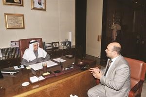 عبدالمحسن الحنيف متحدثا للزميل احمد يوسف
