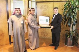 العمر يقدم هدية للسفير الكندي
