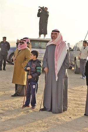 الشيخ ضاري الفهد ومراقبة لانطلاقة سباق الابل﻿