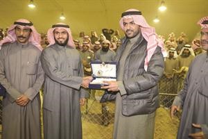 فائز يتسلم جائزته﻿