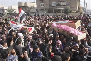عراقيون يشيعون ضحايا الاشتباكات مع الجيش العراقي في الفلوجة امس رويترز
