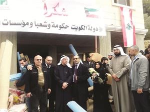 دسليمان شمس الدين خلال توزيع المساعدات بالاردن