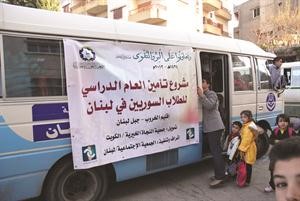 جانب من توزيع المساعدات