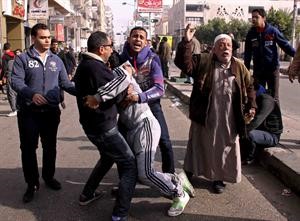 اهالي المتهمين يعبرون عن غضبهم بعد صدور الحكم امس افپ