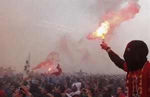 والتراس اهلاوي يحتفلون ابتهاجا باحالة اوراق المتهمين للمفتي امام النادي الاهلي امس رويترز