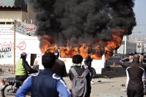 مجموعة من الاهالي الغاضبين يحرقون عربة تلفزيونية بالقرب من سجن بورسعيد عقب الحكم امس افپ