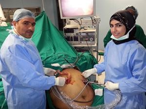 داحمد مراد ودمنى هاشم خلال اجراء احدى جراحات تكميم المعدة