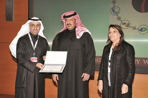 مها ملا حسين والشيخ طلال الخالد خلال حفل التكريم سعود سالم