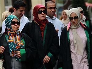 ناشطات في تركيا ينادين بالحجاب في المحاكم