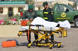عناصر الحرس تتولى انقاذ المصابين في موقع الحدث﻿