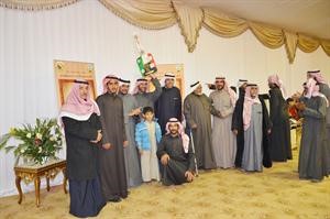 الشيخ ضاري الفهد والشيخ صباح فهد الناصر خلال تكريم الفائز الاول بمسابقة هجيج الابل