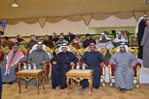 الشيخ ضاري الفهد والشيخ صباح فهد الناصر والحضور يتابعون السباق