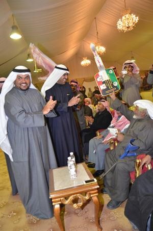تكريم الفائز بالمركز الثالث لهجيج الابل 1
