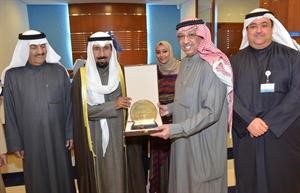 الشيخ محمد الجراح يسلم محافظ العاصمة الشيخ علي الجابر الصباح درعا تذكارية بمناسبة الافتتاح﻿