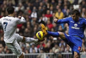 نجم ريال مدريد رونالدو في كرة قوية مع لاعب خيتافي خوان فاليرا اپ
