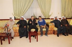عدد من الصحافيين البرلمانيين خلال اللقاء المفتوح في ديوان البوص