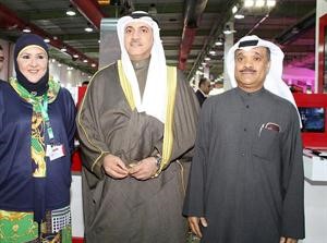 الصورة من اليسار الى اليمين امال علي ووزير المواصلات مسالم الاذينة ومهدي جمعة ﻿