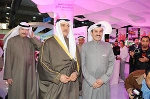 الوزير الاذينة وسلمان البدران خلال زيارة جناح شركة فيفا﻿