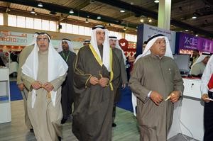 الوزير الاذينة خلال تفقده الاجنحة المشاركة في المعرض	 قاسم باشا﻿